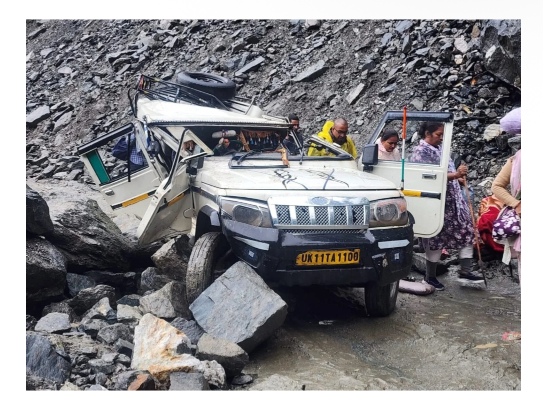 मुनकटिया स्लाइडिंग जोन में पत्थर की चपेट में आया मैक्स वाहन, 2 की मौत, 3 घायल