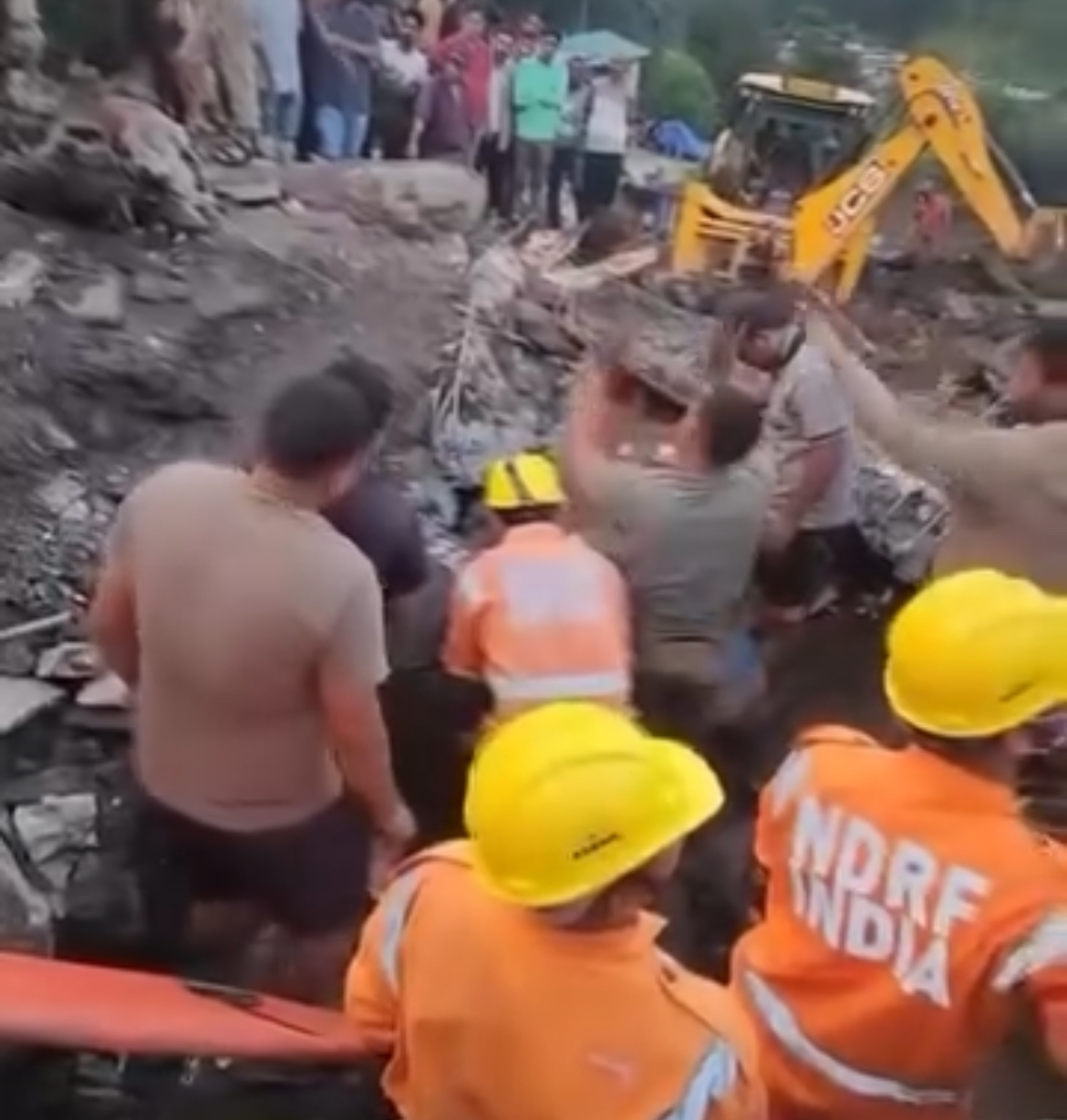 चमोली में 16 घंटे से मलबे में दबे कुंवर सिंह जीवित मिले