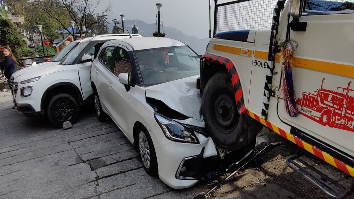 मसूरी में बड़ा हादसा टला: ब्रेक फेल होने से अनियंत्रित जीप खड़ी गाड़ियों पर चढ़ी, तीन कारें व स्कूटी क्षतिग्रस्त