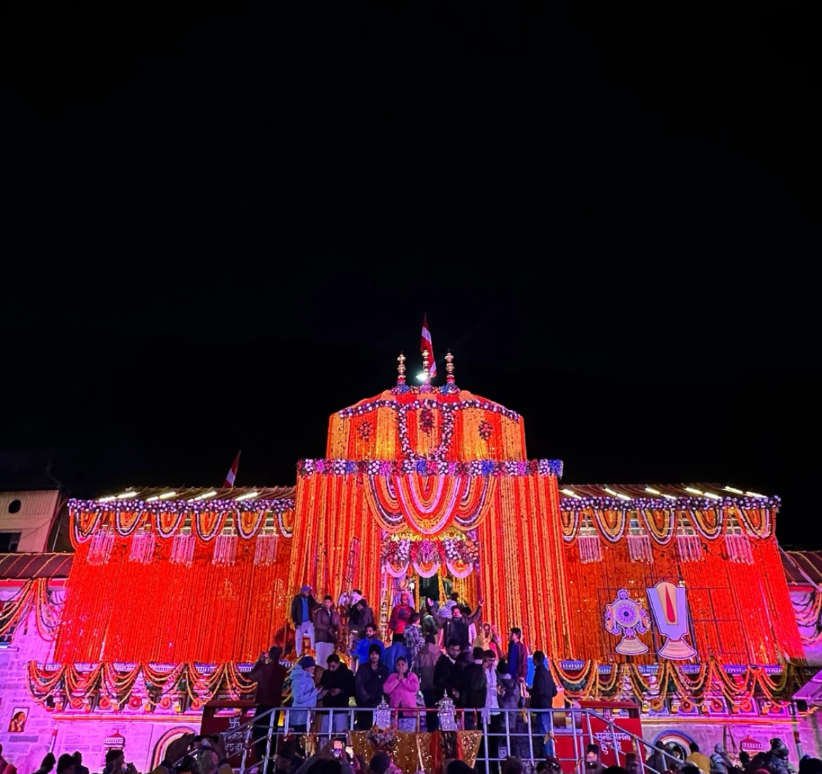 बदरीनाथ धाम को दिवाली के लिए फूलों से सजाया गया है. साथ ही यहां खास कुबेर और लक्ष्मी पूजा की तैयारी की जा रही है