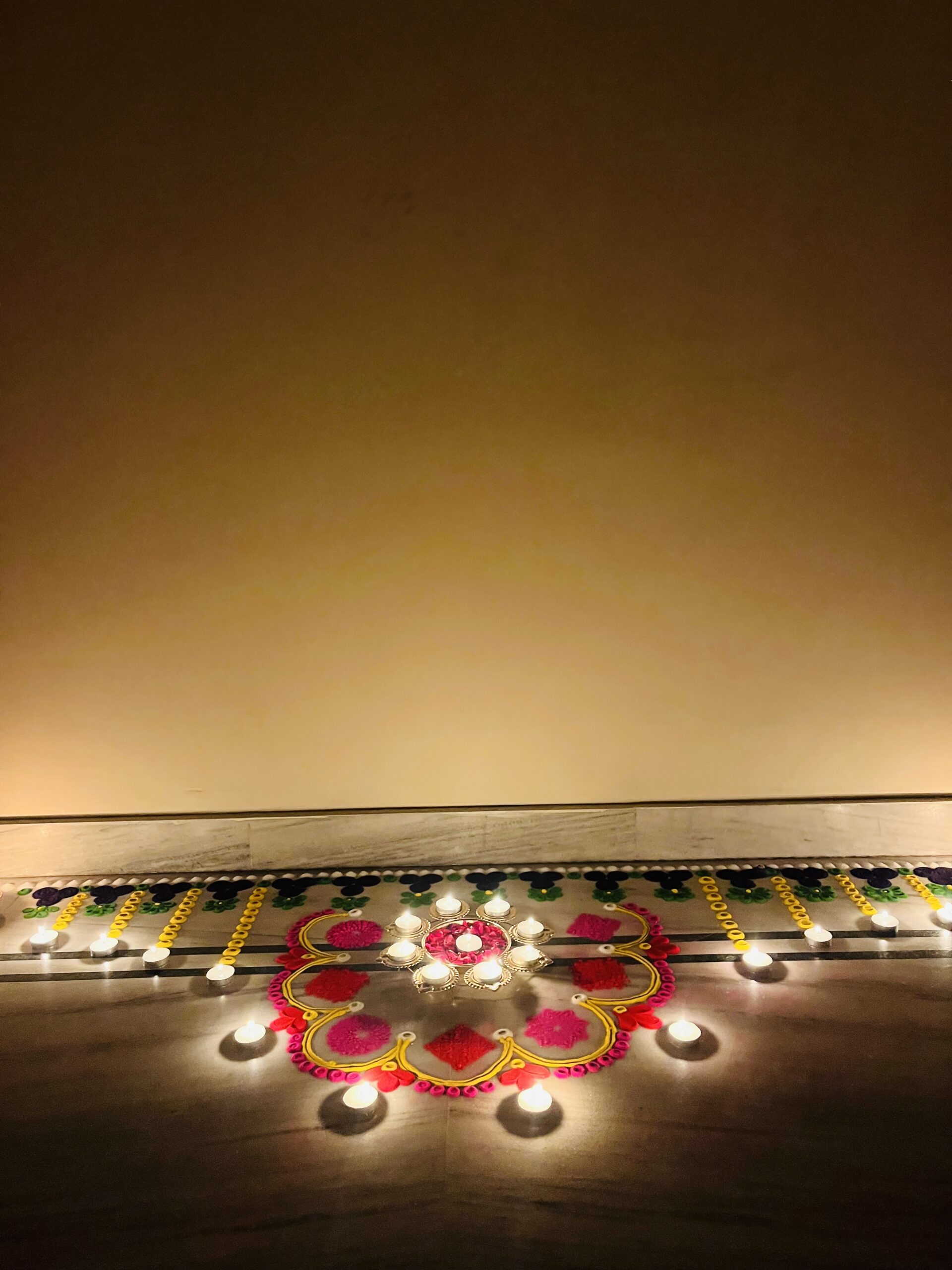 उत्तराखंड में दीपावली का पर्व हर साल बड़ी धूमधाम और पारंपरिक उत्साह के साथ मनाया जाता है। इस वर्ष भी पूरे राज्य में दीपावली के अवसर पर घर-घर, गलियों और मंदिरों में दीपों की रौशनी बिखरी रही।