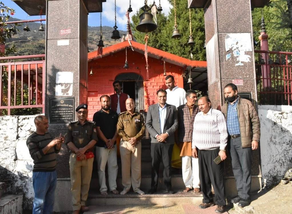 डीएम-एसपी ने कुरुड़ सिद्धपीठ में किया पूजा-अर्चना, नंदा देवी राजजात यात्रा की तैयारियों की समीक्षा