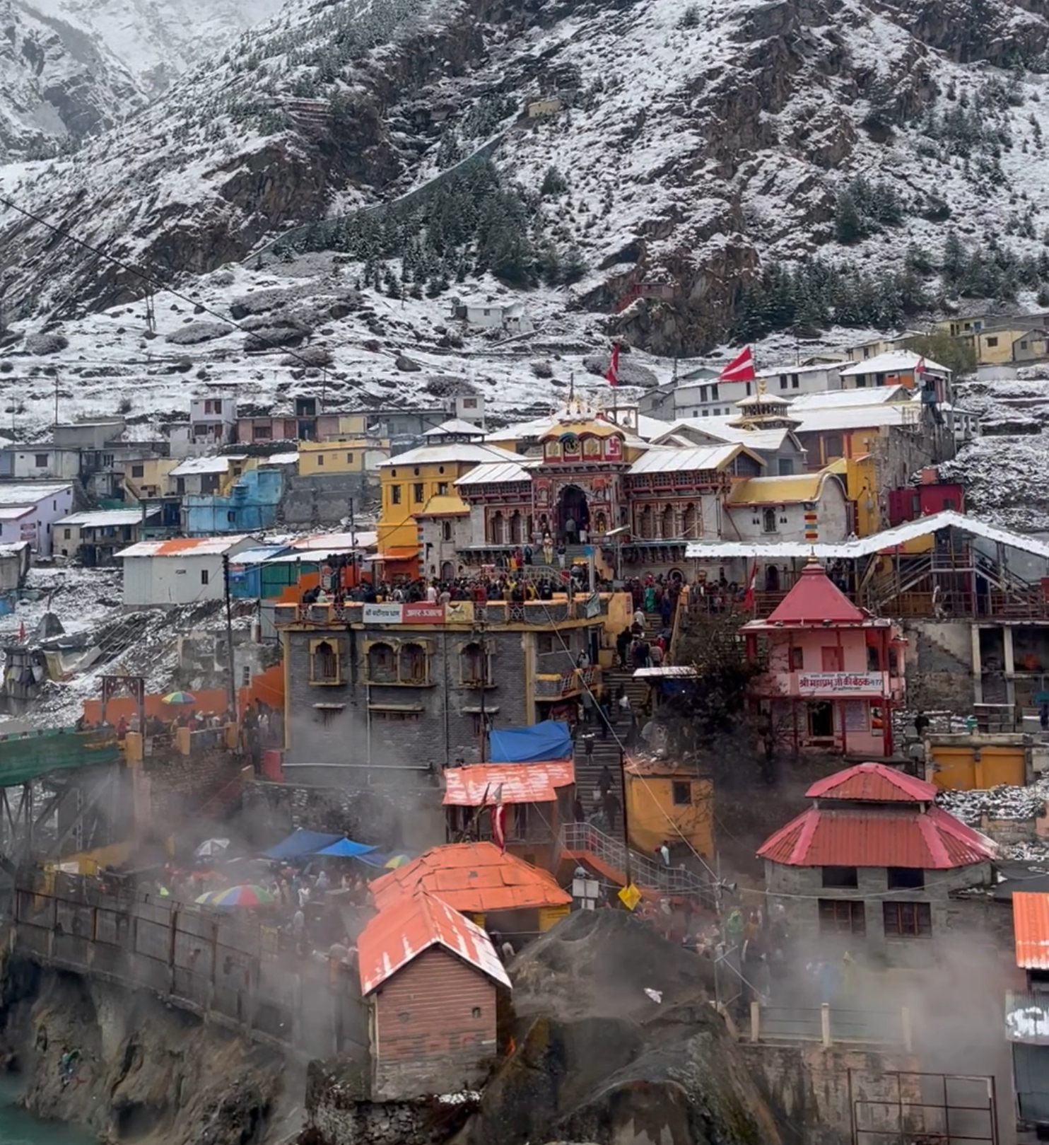 बद्रीनाथ में बर्फबारी: नज़ारे हुए और भी मनमोहक, बढ़ी ठंड की मार ❄️