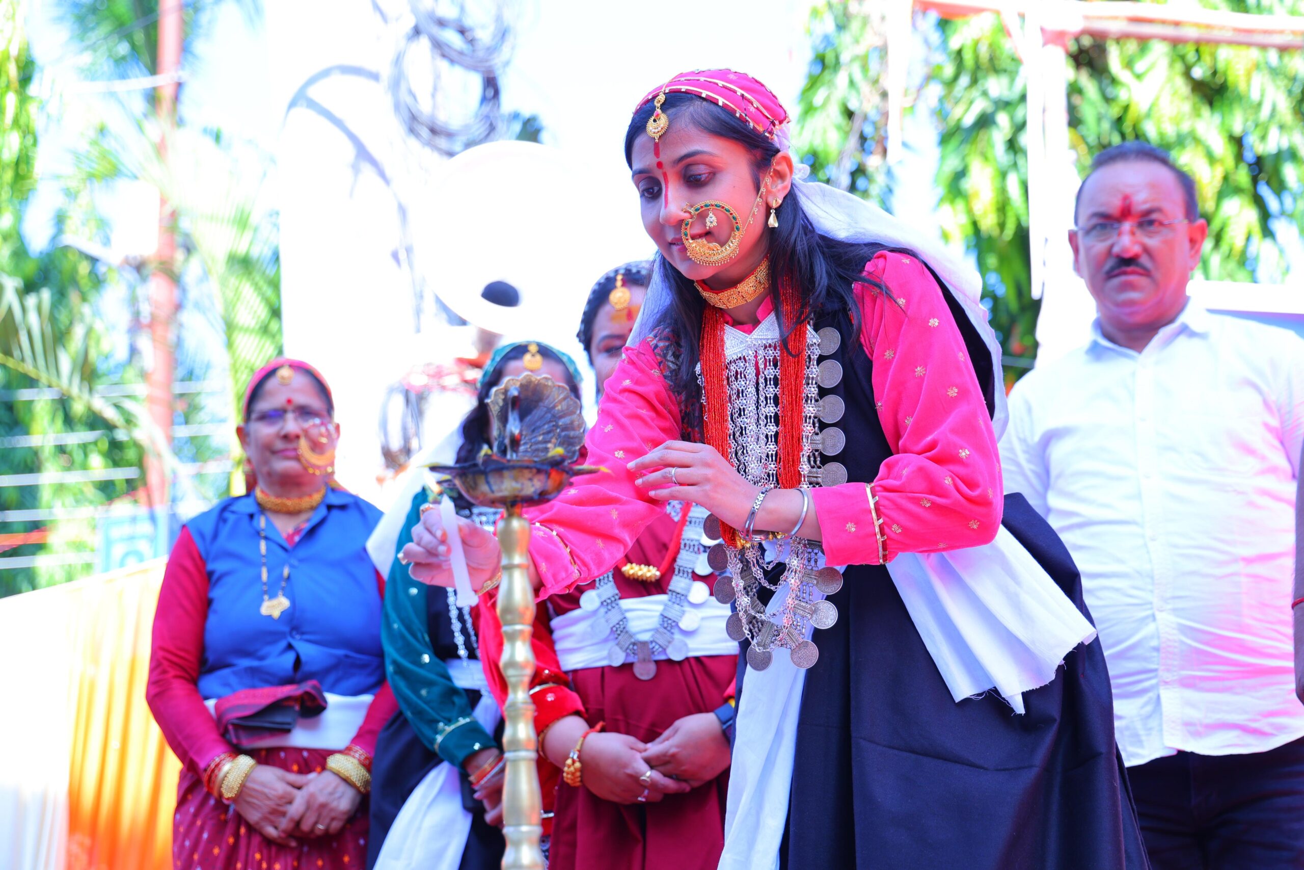 म्ही उत्तराखंडी छौं’ कार्यक्रम में छाया पहाड़ी परिधानों का आकर्षण, डीएम स्वाति भदौरिया बनीं केंद्र बिंदु