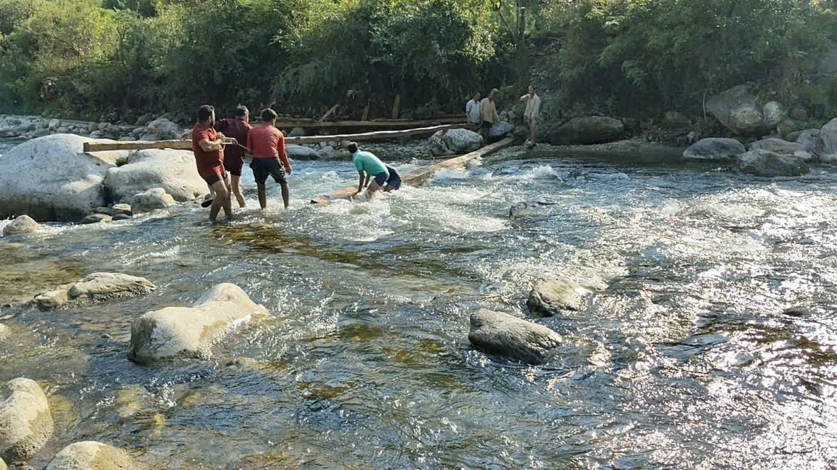 दो साल बाद भी नहीं बनी कमल नदी पर पुलिया, लकड़ी के अस्थायी पुल से जान जोखिम में डाल रहे तलड़ा के ग्रामीण ।