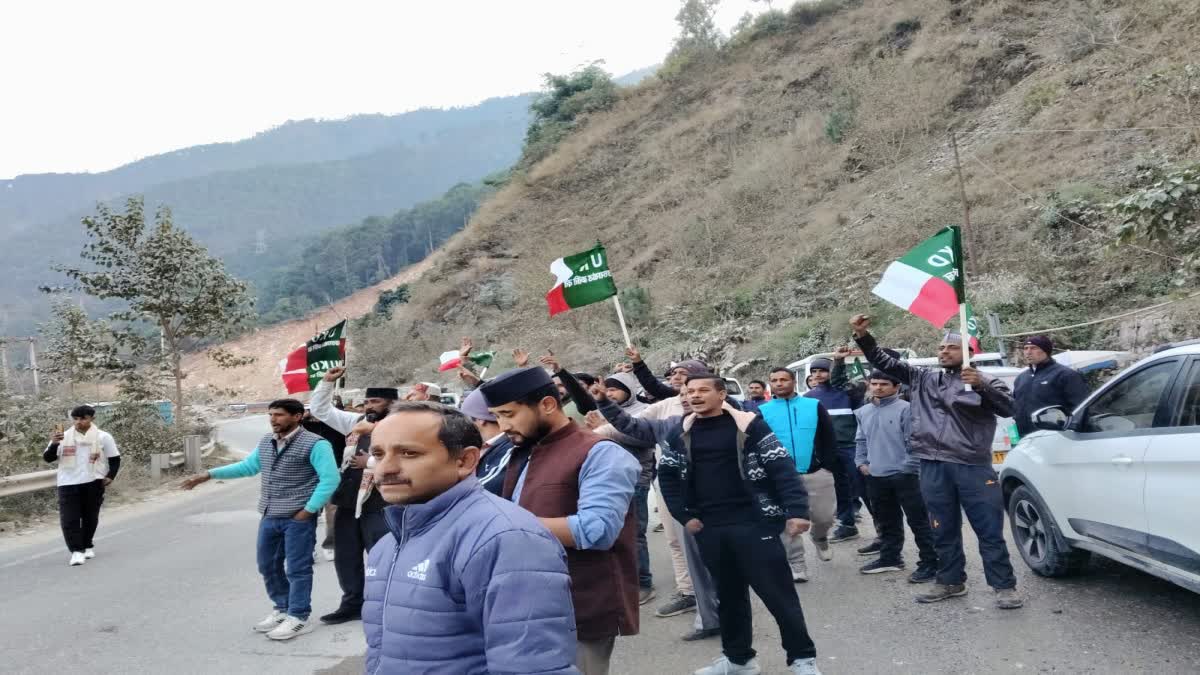 यूकेडी के वरिष्ठ नेता स्वर्गीय दिवाकर भट्ट की अस्थि कलश यात्रा रुद्रप्रयाग पहुंची, बड़ी संख्या में लोगों ने दी श्रद्धांजलि ।