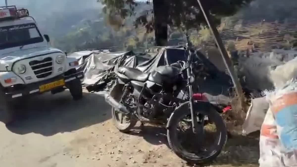 लोहाघाट में तेज रफ्तार बाइक की खड़ी पिकअप से टक्कर, दो युवक गंभीर घायल ।