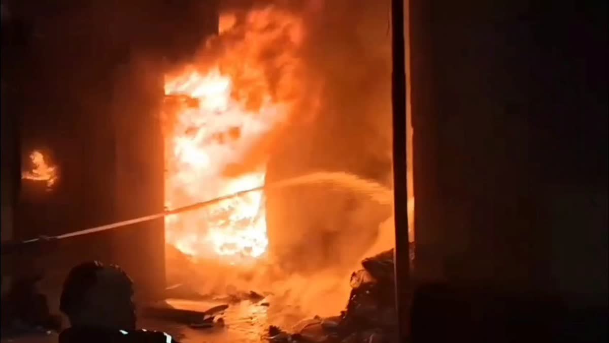 रोशनाबाद में शराब ठेके के स्टोर में लगी आग, संदिग्ध परिस्थितियों में एक युवक की जलकर मौत ।