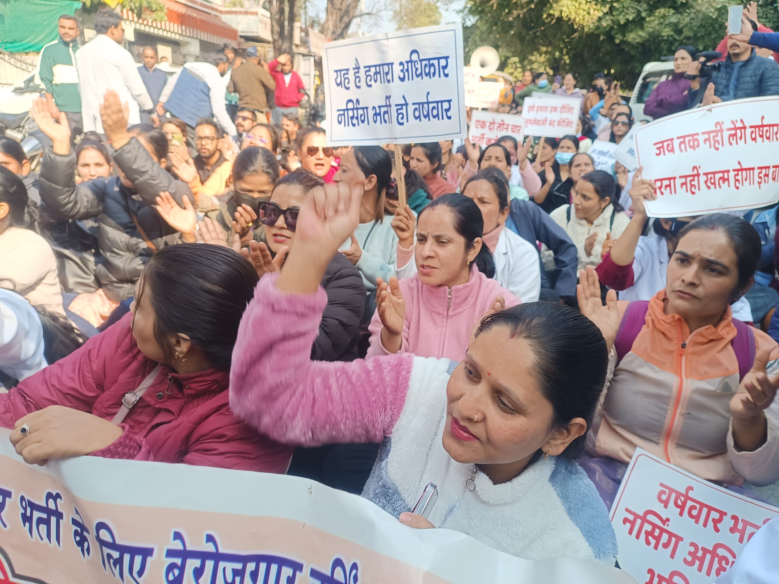 नर्सिंग अभ्यर्थियों का स्वास्थ्य मंत्री के आवास कूच, हरक सिंह रावत पहुंचे समर्थन में