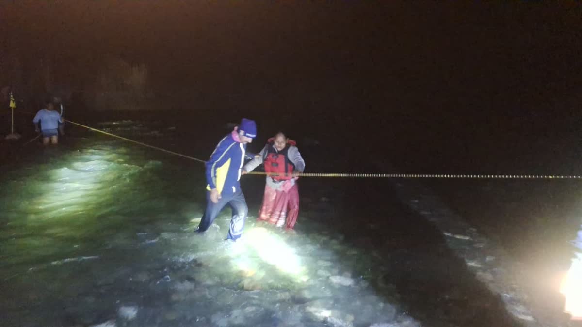 विकासनगर: कटापत्थर में उफनती यमुना नदी के बीच फंसे पांच लोगों का एसडीआरएफ ने किया सुरक्षित रेस्क्यू