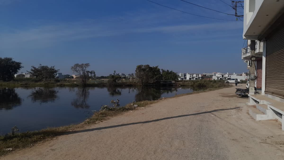 हरिद्वार में लापरवाही फिर बनी जानलेवा: सुल्तानपुर मार्ग पर तालाब में गिरकर युवक की मौत ।