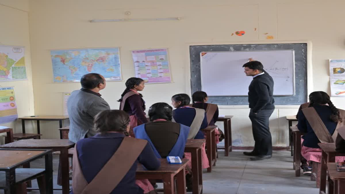 रुद्रप्रयाग: बिना सूचना स्कूल पहुंचे डीएम प्रतीक जैन, कक्षा में बैठकर बच्चों को पढ़ाया