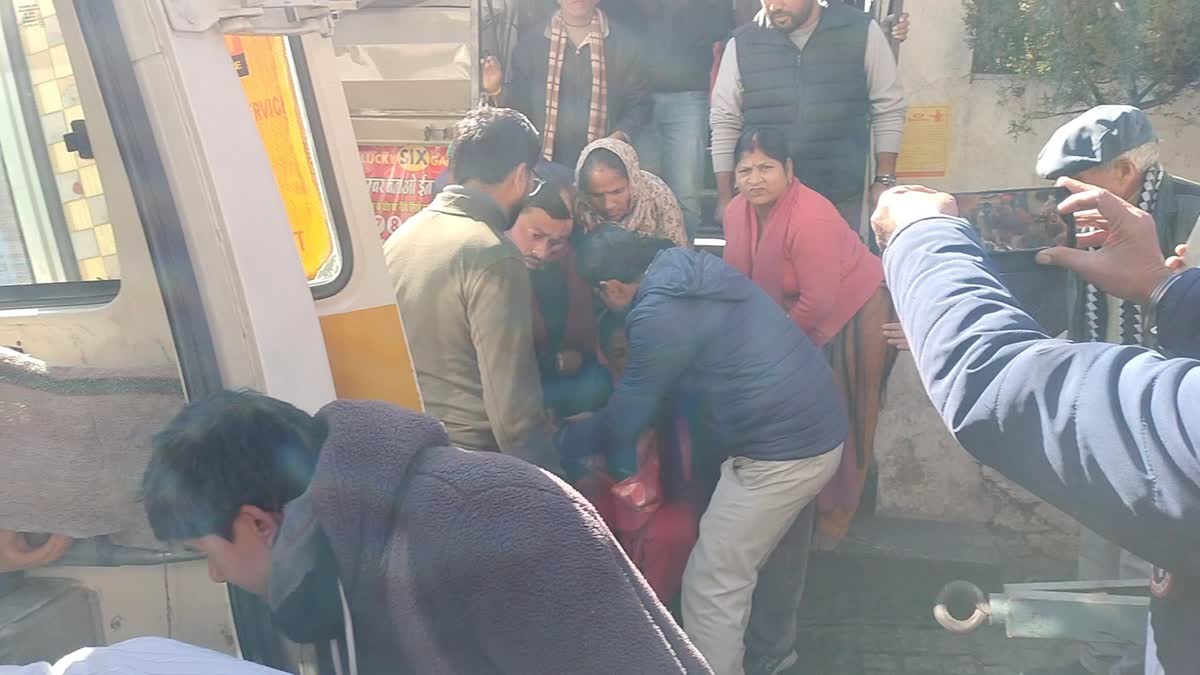 मसूरी: कड़ाके की ठंड में पटरी व्यापारियों का अनिश्चितकालीन धरना जारी, महिला व्यापारी की तबीयत बिगड़ी