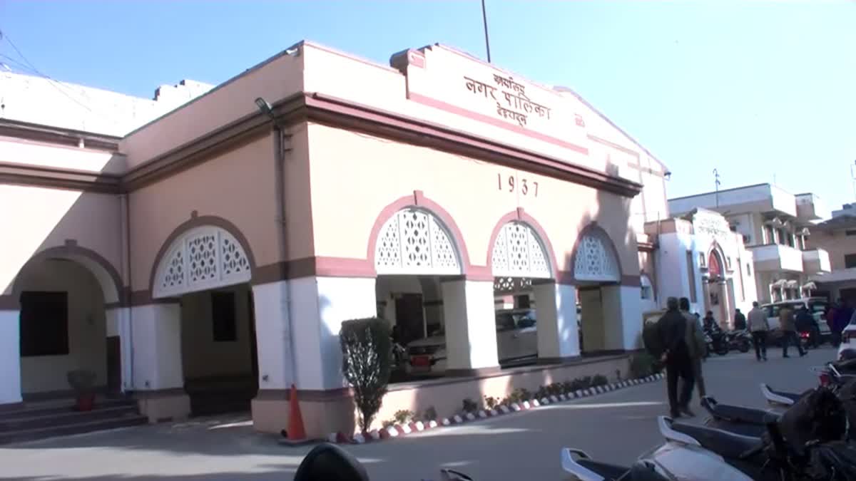 देहरादून: नगर आयुक्त से विवाद के बाद निगम कर्मचारियों का कार्य बहिष्कार, तालाबंदी से ठप हुआ कामकाज