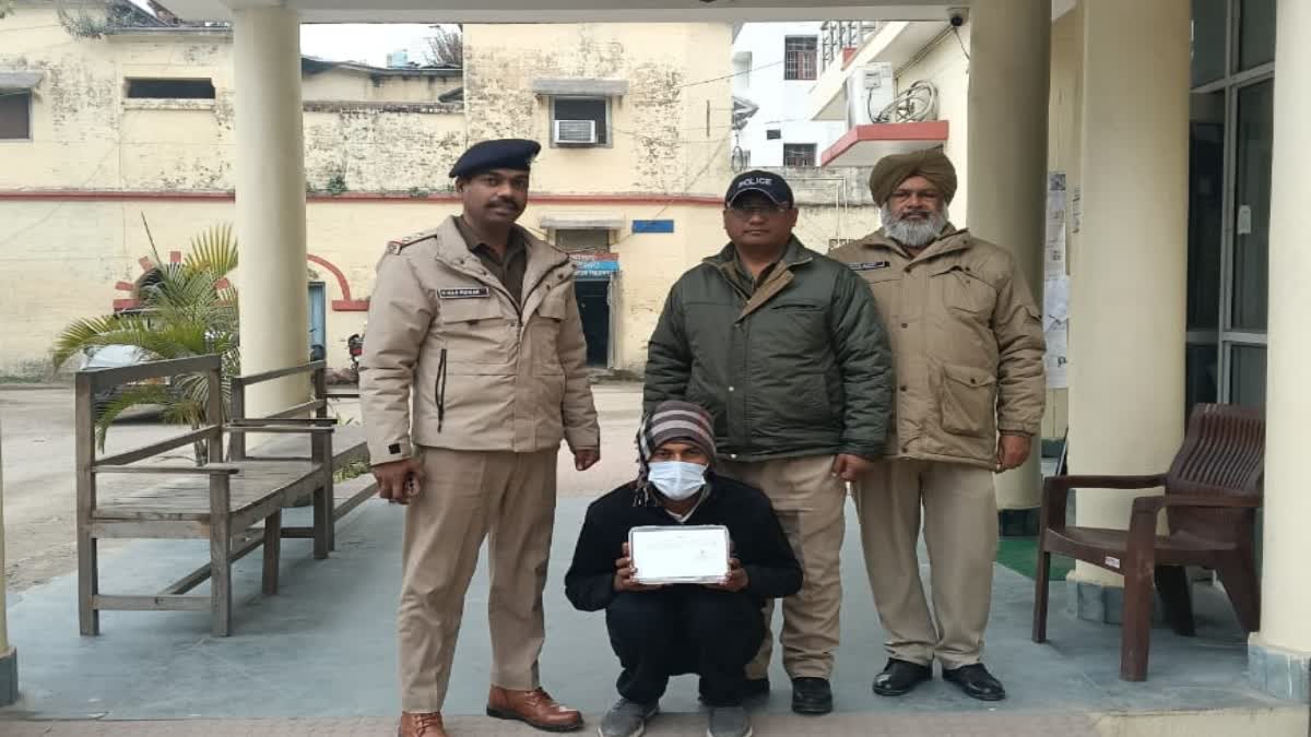 खटीमा: झांसे में लेकर महिलाओं के जेवर उड़ाने वाला शातिर गिरफ्तार, 1.20 लाख रुपये बरामद