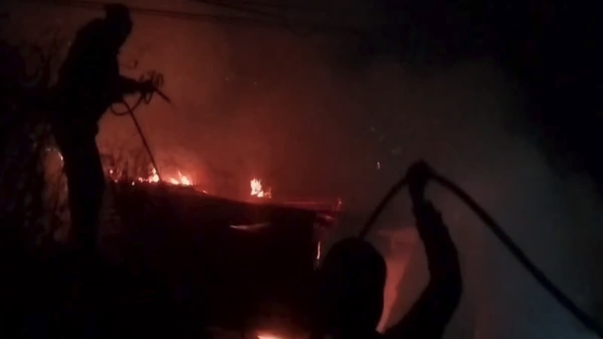 बीड़ी पांडे जिला अस्पताल के आउट हाउस में भीषण आग, 3 स्कूटी और 3 बाइक जलकर खाक ।