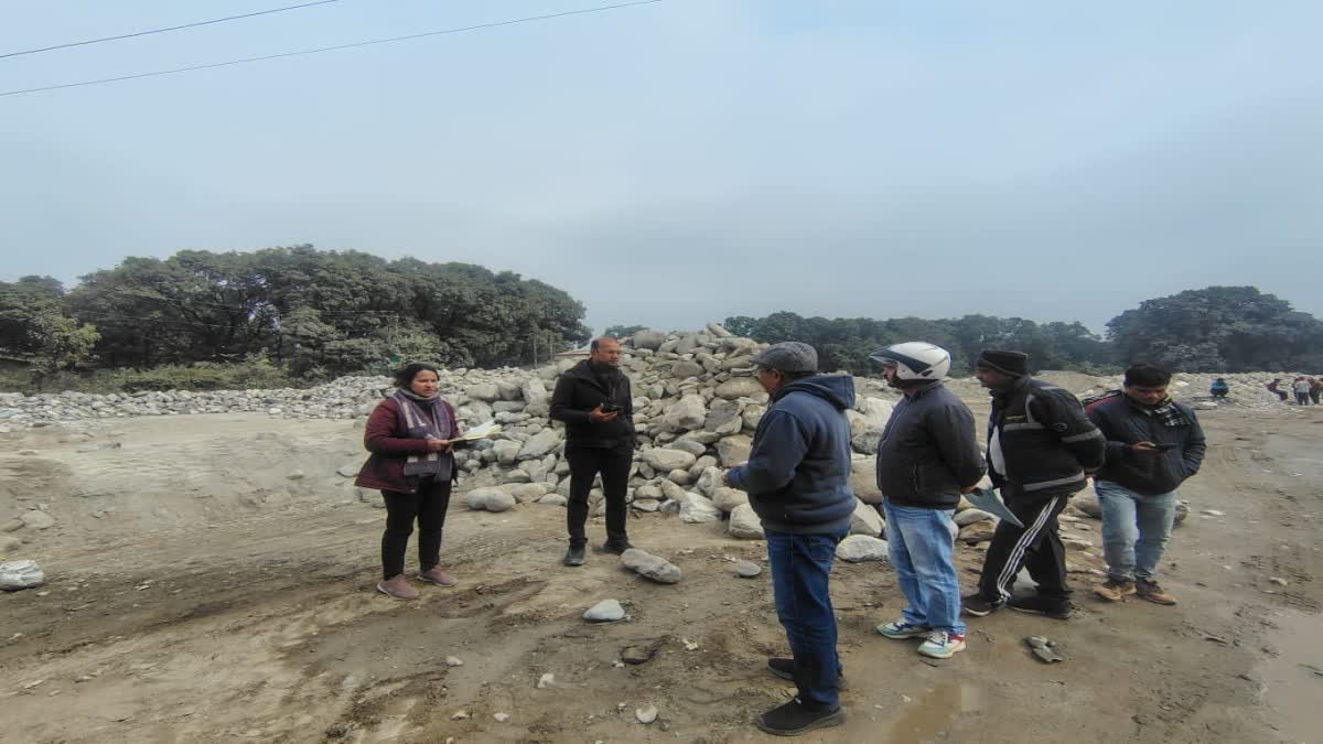 चंपावत में अवैध खनन पर सख्त प्रशासन: टनकपुर के ज्ञानखेड़ा में छापेमारी, ₹7.35 लाख का जुर्माना, खनन कारोबारियों में हड़कंप ।