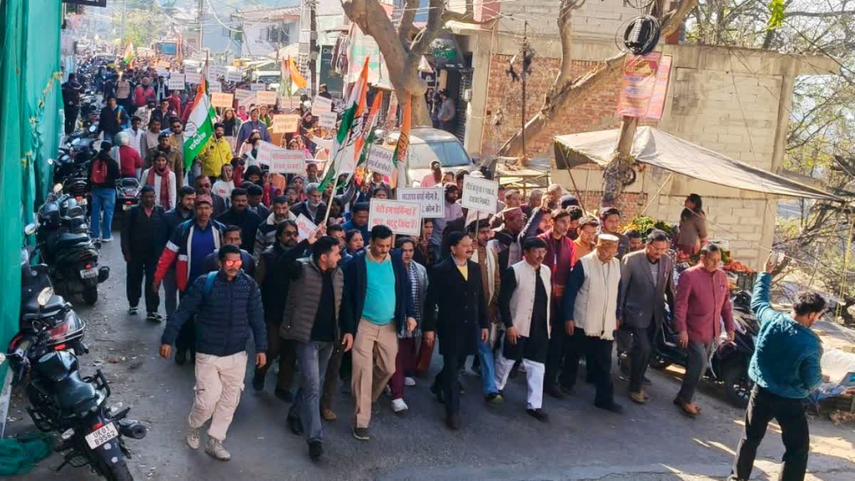 अंकिता भंडारी हत्याकांड को लेकर फिर सड़कों पर उतरी कांग्रेस, अल्मोड़ा में जोरदार प्रदर्शन