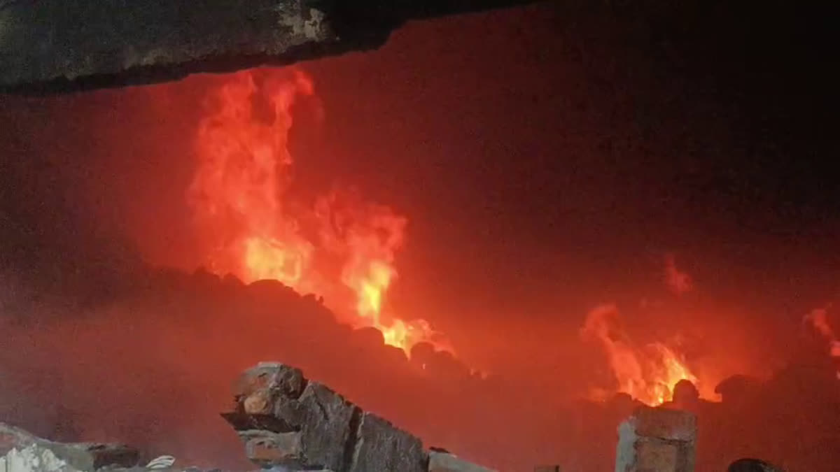 काशीपुर: पेंटिंग टूल्स फैक्ट्री में भीषण आग, कर्मचारियों को सुरक्षित निकाला गया; आग बुझाने में लग सकते हैं कई घंटे ।