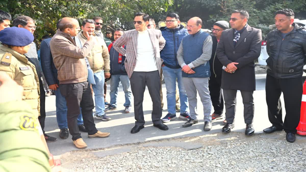 सड़क गड्ढे से मासूम की मौत के बाद कुमाऊं कमिश्नर ने अधिकारियों और ठेकेदारों को फटकार, सुरक्षा के आदेश