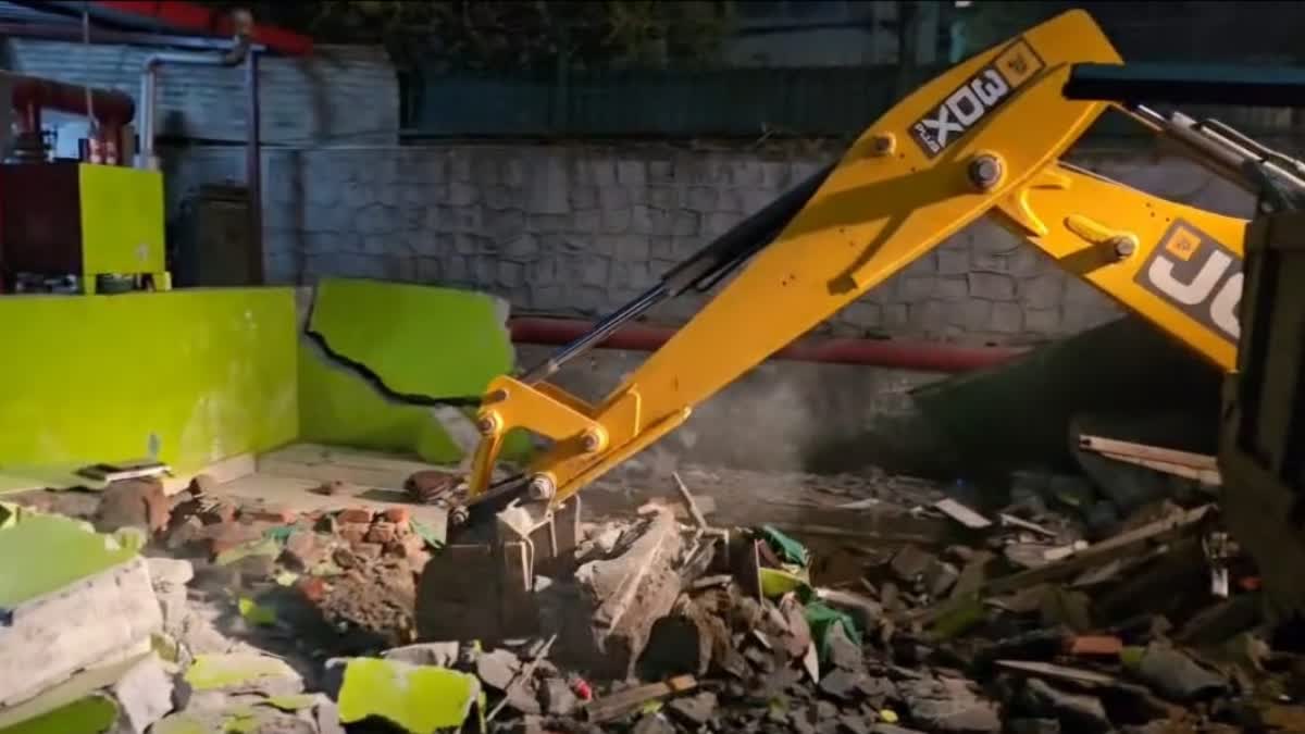 देहरादून: अवैध मजारों पर प्रशासन का बुलडोजर एक्शन तेज, घंटाघर के पास एचएनबी कॉम्प्लेक्स की मजार ध्वस्त