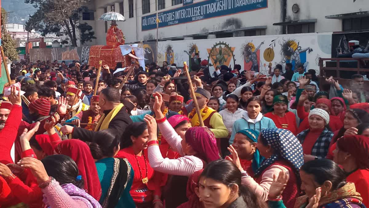 उत्तरकाशी: बाड़ाहाट कु थोलू पर कंडार देवता की भव्य हाथी रथयात्रा, आस्था में डूबा नगर