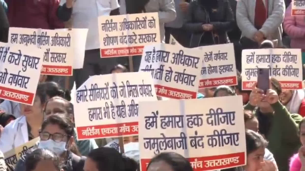 देहरादून: वर्षवार नियुक्ति की मांग को लेकर नर्सिंग अभ्यर्थियों का प्रदर्शन, सीएम आवास कूच पर रोके गए