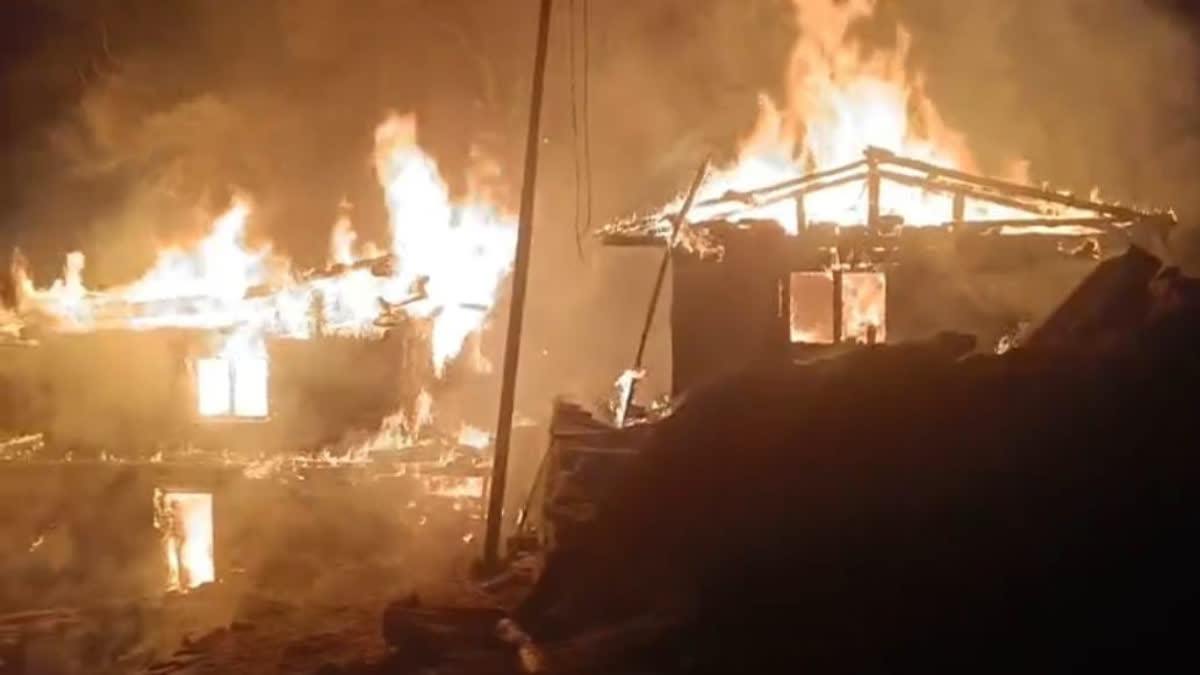 उत्तरकाशी के खन्ना गांव में आग से दो मकान जलकर राख, ग्रामीणों की सतर्कता से बड़ा नुकसान टला ।