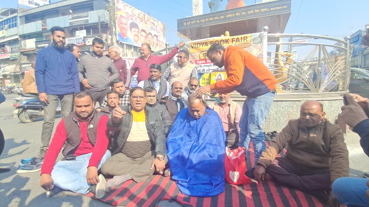 हरिद्वार में ब्राह्मण समाज का विरोध: स्वामी अविमुक्तेश्वरानंद सरस्वती के समर्थन में नेताओं ने मुंडन कर प्रशासन पर किया दबाव