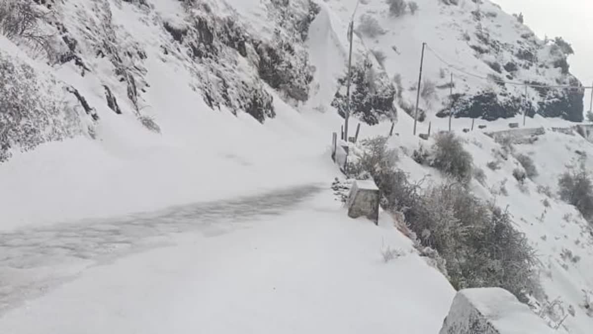 चकराता–त्यूणी मोटर मार्ग 30 किमी तक बंद, बर्फ हटाने में जुटा एनएच विभाग