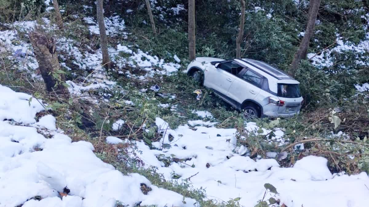 अल्मोड़ा में बड़ा हादसा टला, जागेश्वर धाम से लौट रहे श्रद्धालुओं की कार खाई में गिरी, पांचों सुरक्षित
