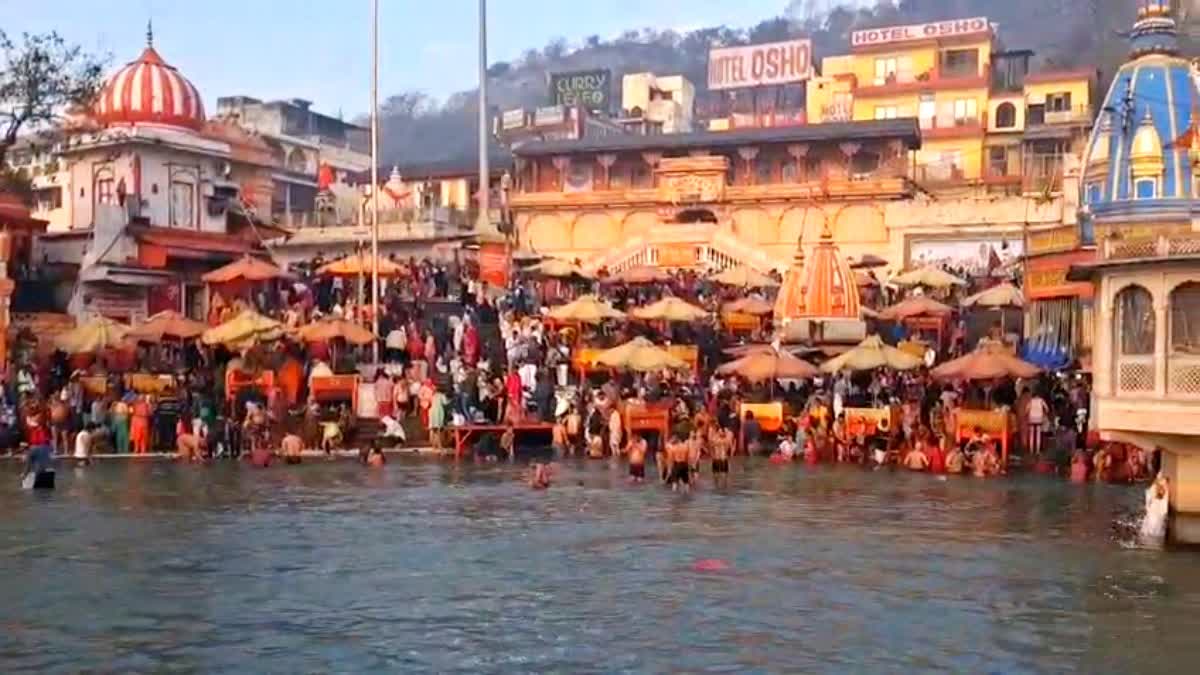 हरिद्वार: माघ पूर्णिमा पर हरकी पैड़ी में उमड़ा श्रद्धालुओं का सैलाब, गंगा स्नान से अर्जित कर रहे पुण्य