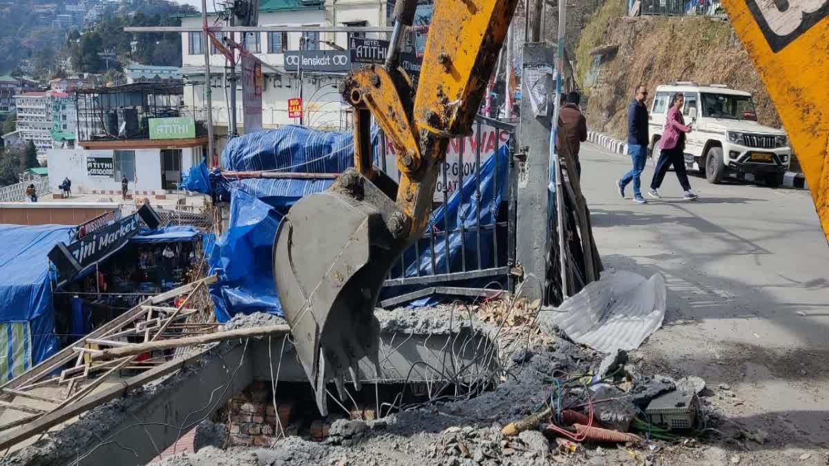 मसूरी: नगर पालिका का अवैध निर्माण पर सख्त एक्शन, माल रोड पर जेसीबी से तोड़ा अतिक्रमण