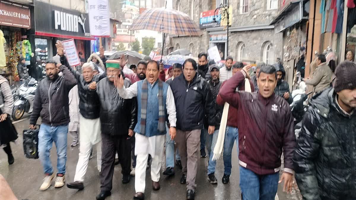 मसूरी: फुटपाथ विक्रेताओं के समर्थन में सड़कों पर उतरे सैकड़ों लोग, कांग्रेस नेता हरक सिंह रावत ने सरकार पर साधा निशाना