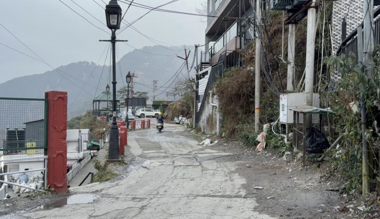 मसूरी: कैमल बैक रोड के पुनर्निर्माण की तैयारी तेज, संयुक्त निरीक्षण के बाद जल्द शुरू होगा काम