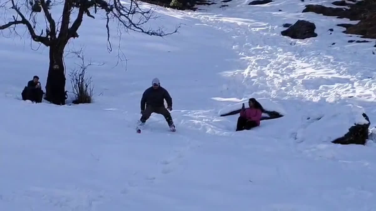 पिथौरागढ़: बर्फबारी के बाद मुनस्यारी में शुरू हुई स्कीइंग, शीतकालीन पर्यटन को मिल रहा नया आयाम