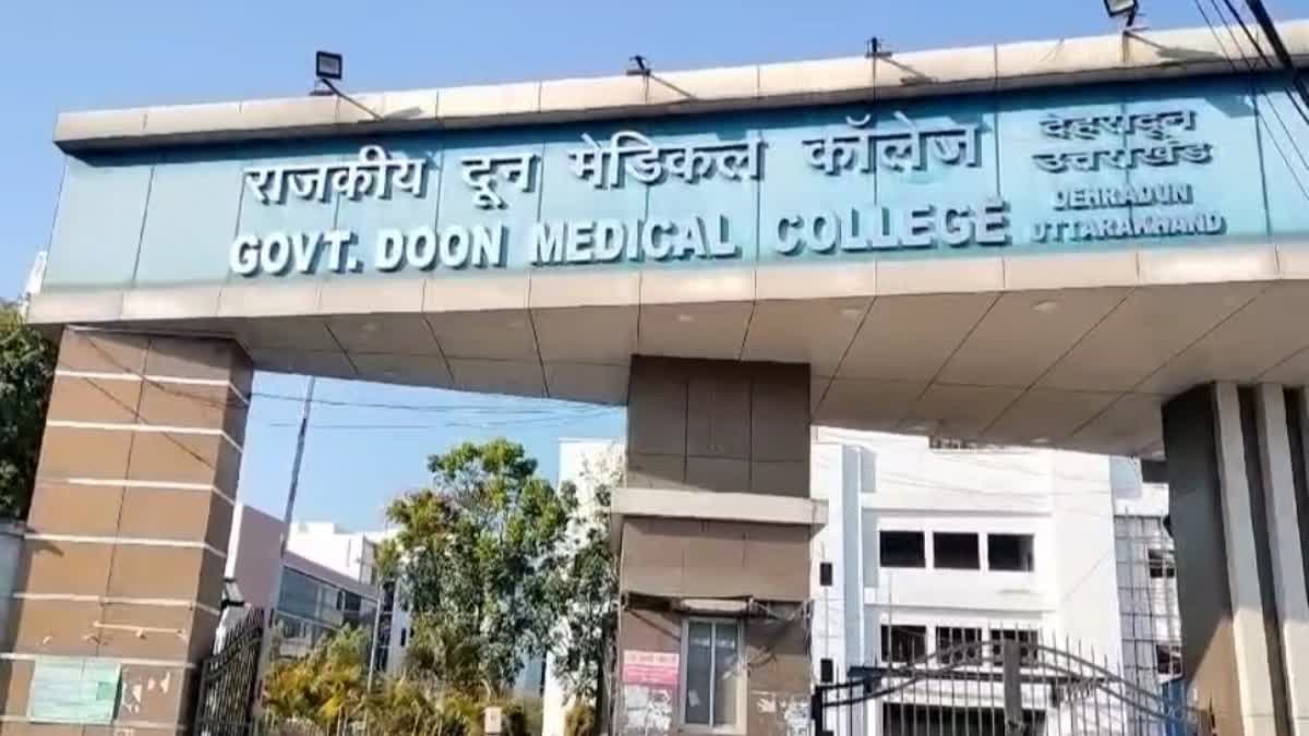 देहरादून: दून मेडिकल कॉलेज में जटिल सर्वाइकल स्पाइन सर्जरी सफल, पेड़ से गिरे युवक को मिला नया जीवन