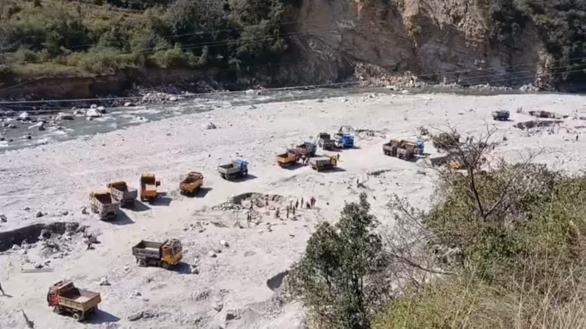 रुद्रप्रयाग: रिवर ड्रेजिंग के नाम पर 6 मीटर तक खुदाई का आरोप, पर्यावरणीय खतरे को लेकर उठे सवाल
