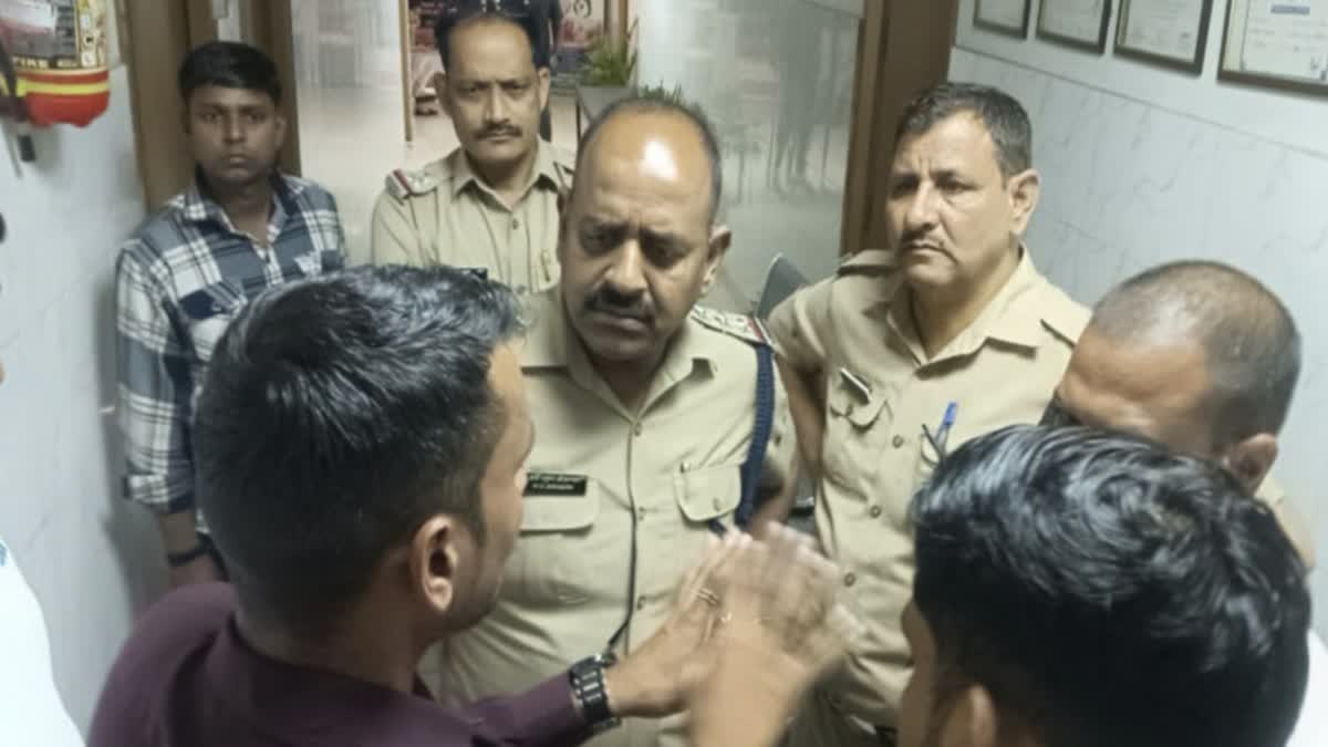 रुड़की: सड़क हादसे के बाद अस्पताल में बवाल, घायल सेना जवान की मौत पर परिजनों का हंगामा