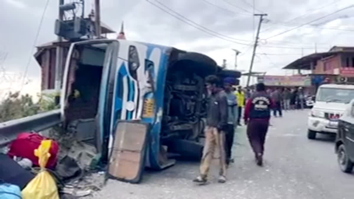 खुपी में दर्दनाक बस हादसा: KMOU बस पलटी, 1 की मौत, 8 यात्री गंभीर घायल