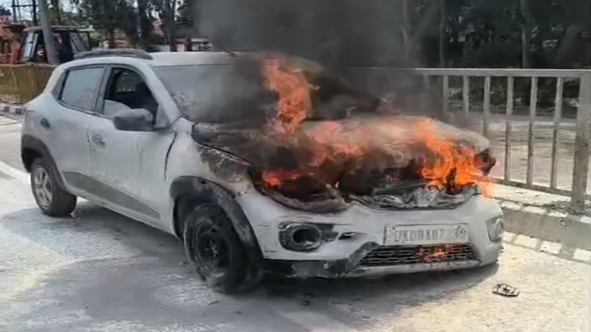 भगवानपुर एक्सप्रेसवे पर चलती कार बनी आग का गोला, चालक ने कूदकर बचाई जान