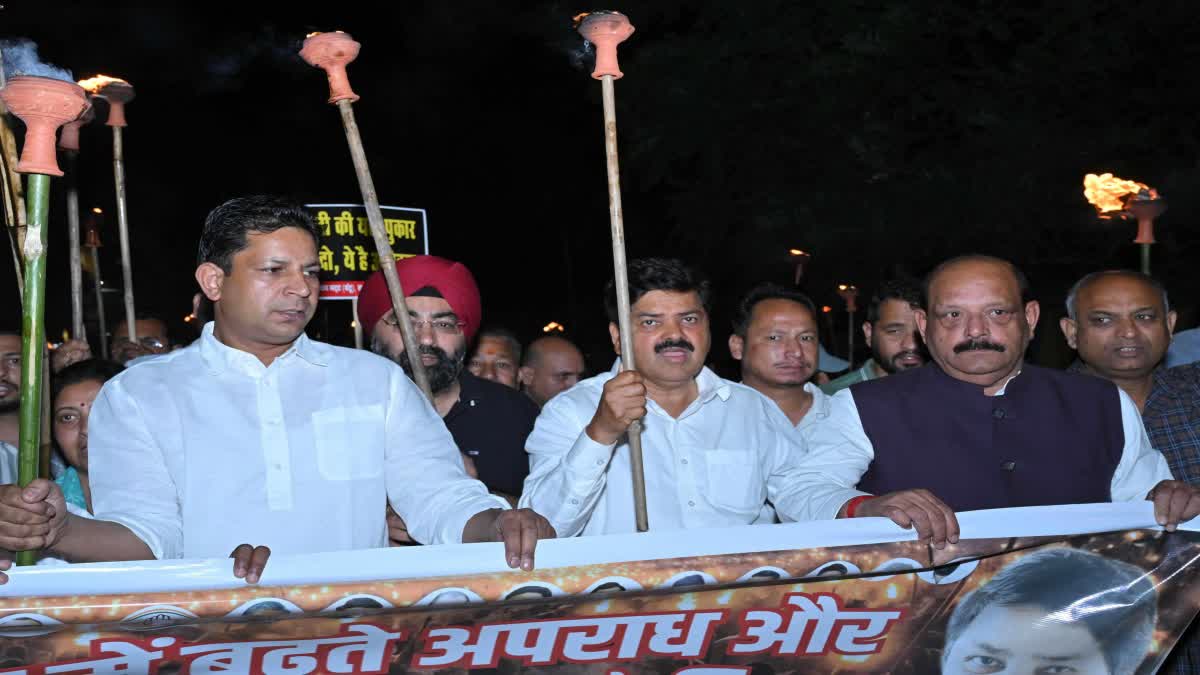 देहरादून में कांग्रेस का मशाल जुलूस: कानून व्यवस्था को लेकर सरकार पर बोला हमला