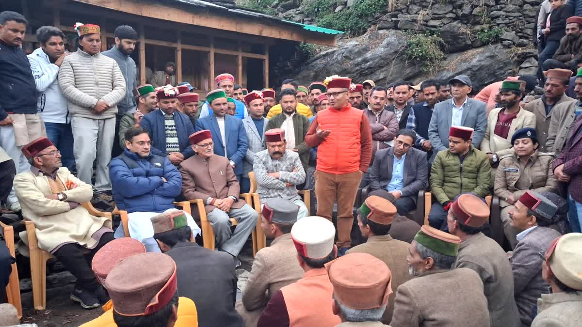 उत्तरकाशी में अग्निकांड पीड़ितों के बीच पहुंचे मंत्री, 14 परिवारों को गोट वैली प्रोजेक्ट से जोड़ने की घोषणा