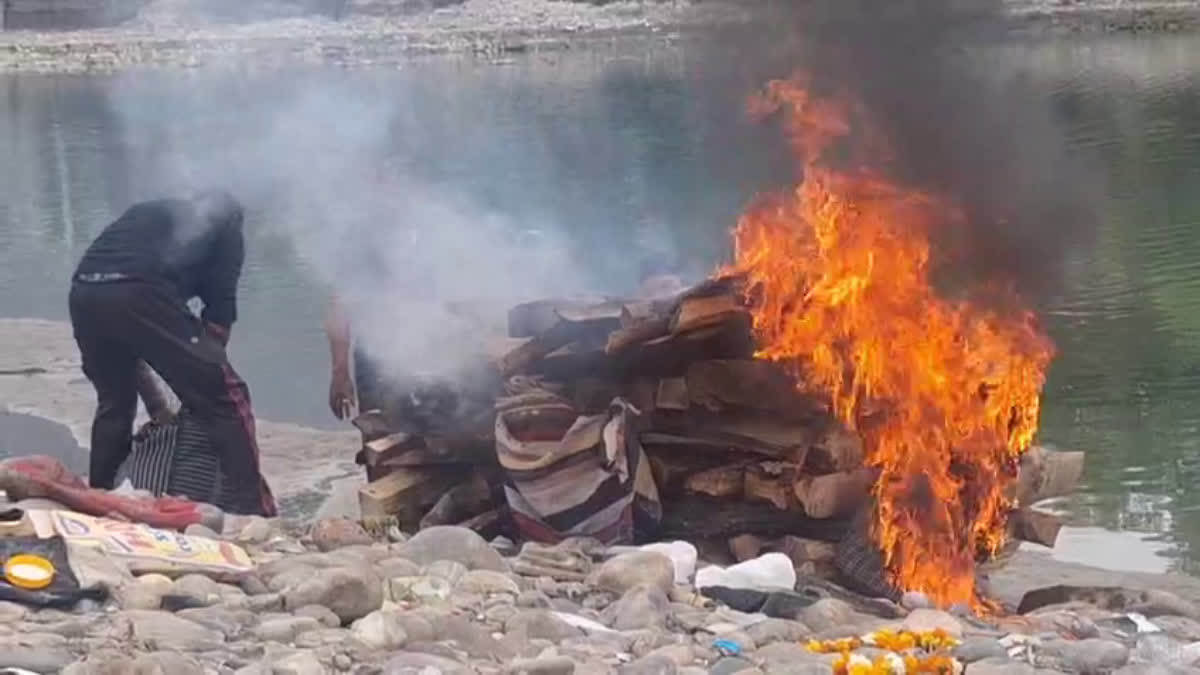 अलकेश्वर घाट पर शर्मनाक हालात: बेटी के अंतिम संस्कार के लिए परिजनों को जलाने पड़े टायर-डीजल