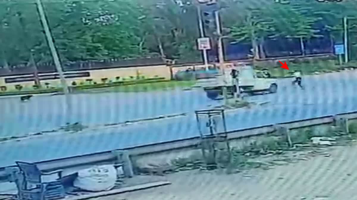 देहरादून में दर्दनाक हादसा: कुत्ते को बचाने के चक्कर में युवक को बोलेरो ने कुचला, मौत