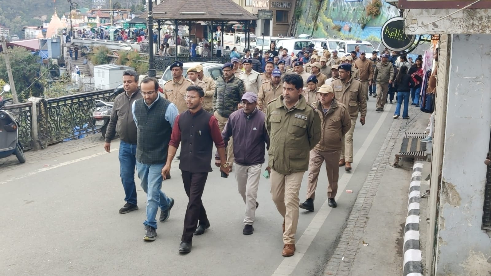 मसूरी में फ्लैग मार्च: अतिक्रमण पर सख्ती, पर्यटन सीजन से पहले प्रशासन अलर्ट