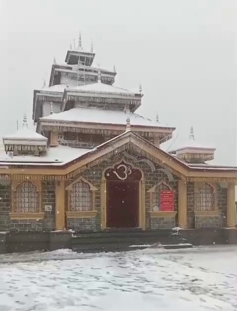 अप्रैल में बर्फबारी से टिहरी में लौटी सर्दी: सुरकंडा देवी मंदिर पर बिछी सफेद चादर