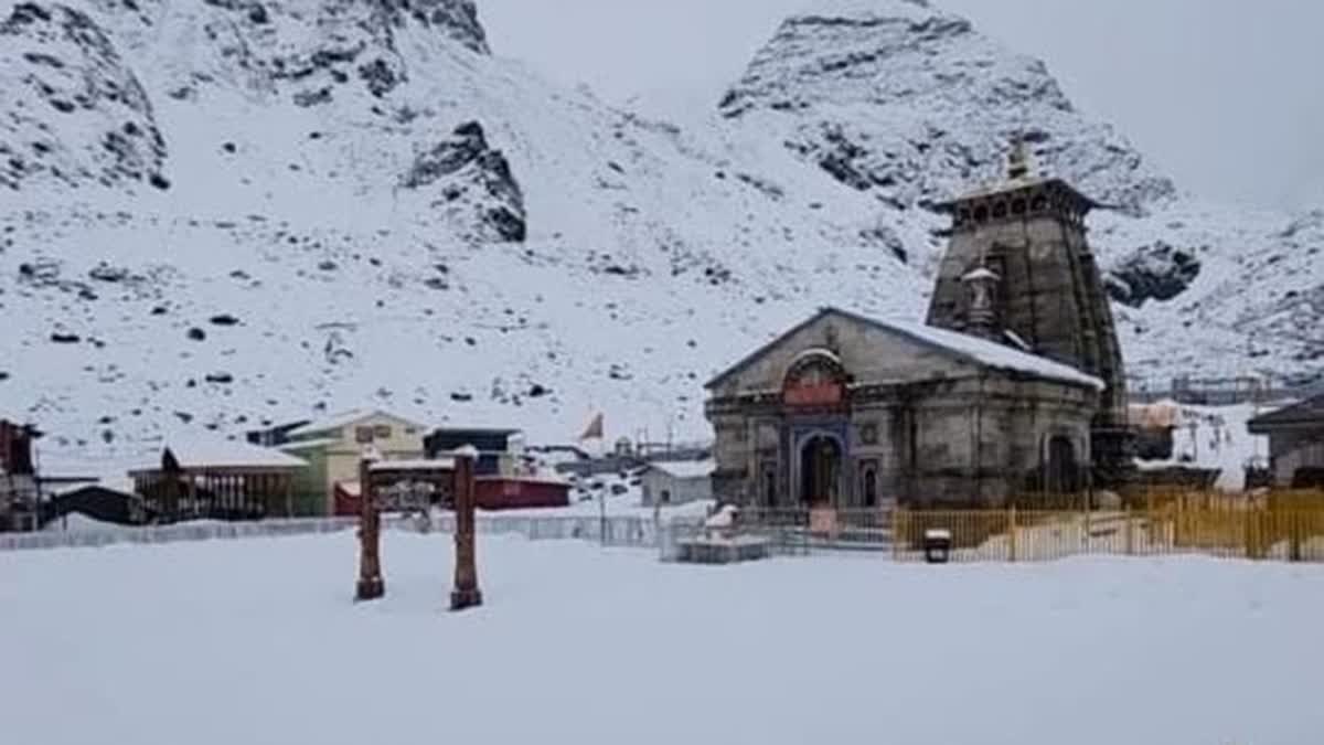 केदारनाथ धाम में बर्फबारी से तैयारियों पर ब्रेक: प्रशासन और कारोबारियों की बढ़ी चिंता
