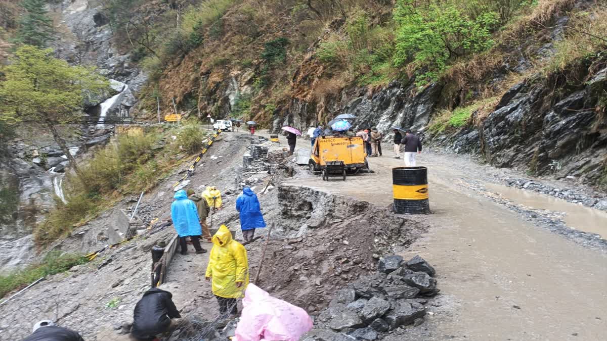 चारधाम यात्रा से पहले तैयारियां अधूरी: गंगोत्री-यमुनोत्री में बर्फबारी बनी बाधा ।