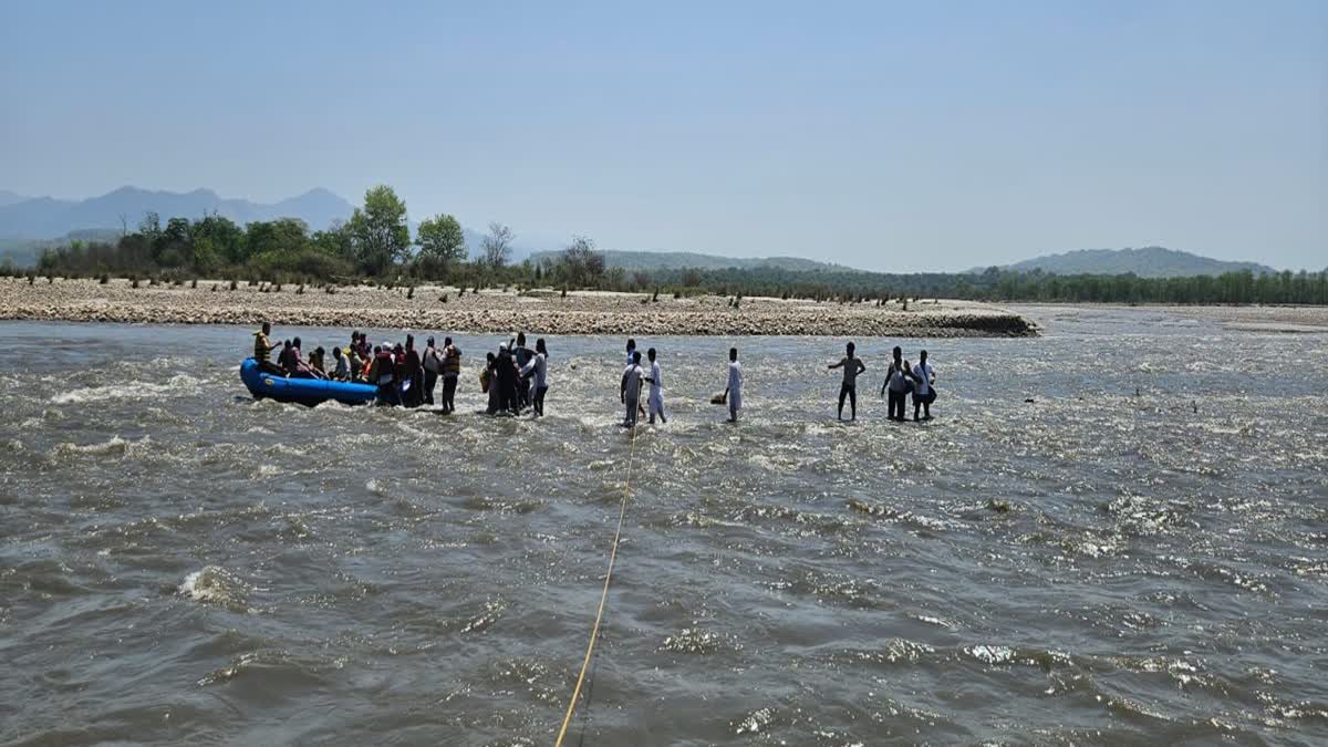हरिद्वार: गंगा में अचानक बढ़ा जलस्तर, टापू पर फंसे 21 पर्यटक सुरक्षित रेस्क्यू